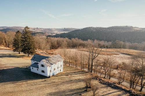 Luxe Gabel Farmhouse Fire Pit & Country Views in Kenoza Lake (NY)