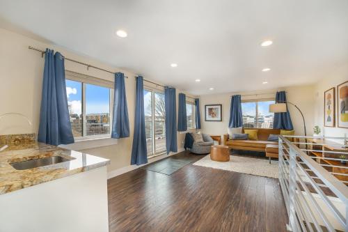 Walk To Broncos Stadium Hot Tub & Rooftop in West Colfax