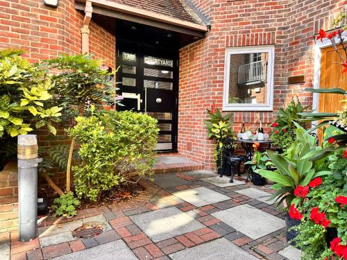 Accommodation Windsor Ltd - The Courtyard - image 4