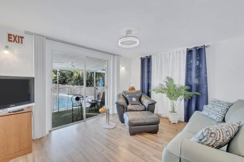 Pet Friendly Pool Home in Hollywood 8 min to Beach in Hollywood, USA