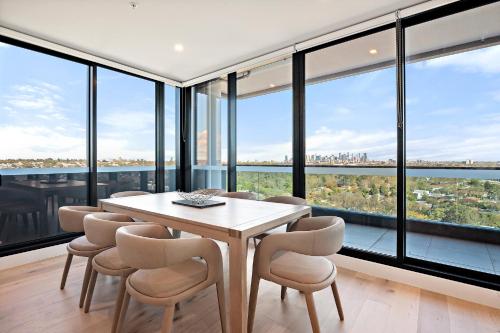 Stylish City-View Apartment with Deluxe Amenities in ألفينغتون