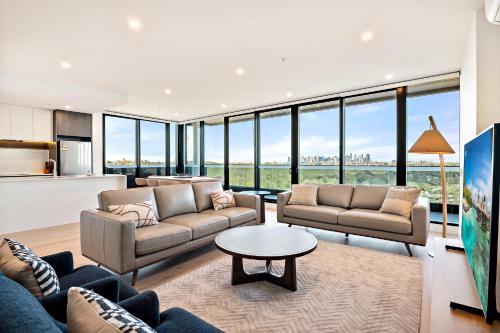 Stylish City-View Apartment with Deluxe Amenities in Alphington