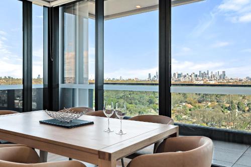 Stylish City-View Apartment with Deluxe Amenities in ألفينغتون