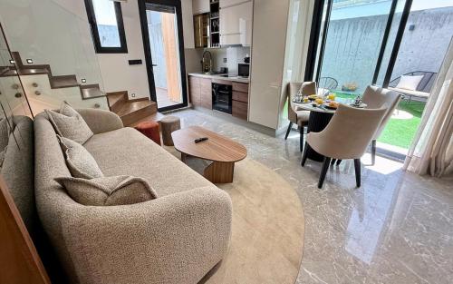 Modern F2 Duplex with Terrace & Rooftop Pool - Racine, Casablanca, Casablanca (fotografie 8)