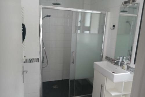 Comfortable house near downtown near Pharmacie de Richter