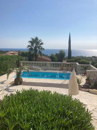 Villa vue mer, piscine chauffée et SPA, plage à pied aux Issambres-Golfe de St Tropez