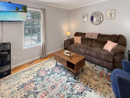 Cozy 2 Bedroom Townhouse Near Lake and Restaurants in Guntersville, USA