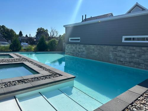 . Condos Vacances MSA 2CH - incluant piscine et spas extérieurs OUVERTS À L'ANNÉE!
