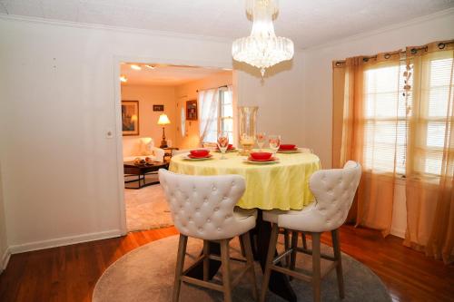 Beautiful Historical Oasis Downtown Riverwalk in City Center