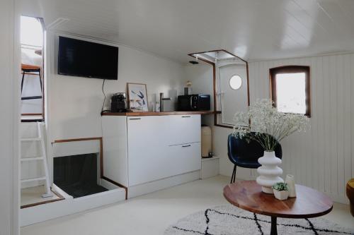 City center Amstel river Houseboat Kom en Zie, Amsterdam (photo 9)