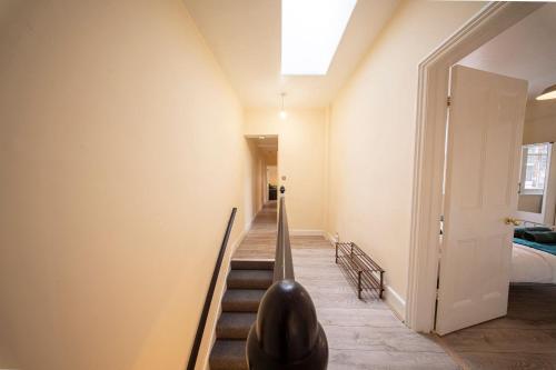 Spacious & Central 4-Bed in Islington