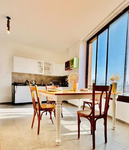 köök, La Luna Luz 1BR Apt w Balcony by the Bahsa Sea in Batroun