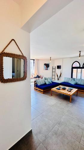 La Luna Luz 1BR Apt w Balcony by the Bahsa Sea in Batroun