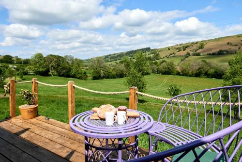 The Flying Scotsman Shepherd's Hut with Hot Tub in Crai