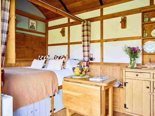 The Flying Scotsman Shepherd's Hut with Hot Tub in Crai