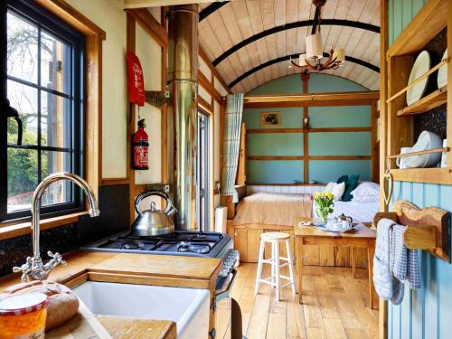 The Orient Express Shepherd's Hut with Hot Tub in Crai