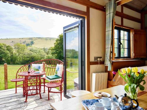 The Orient Express Shepherd's Hut with Hot Tub in Crai