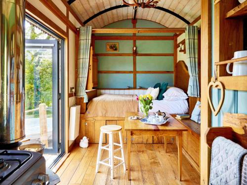 The Orient Express Shepherd's Hut with Hot Tub in Crai