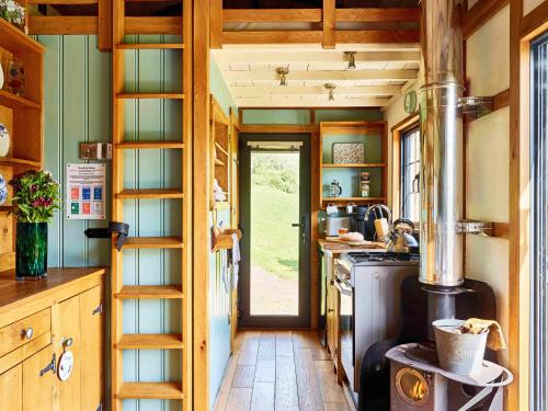 The Orient Express Shepherd's Hut with Hot Tub in Crai
