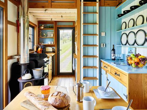 The Mallard Shepherd's Hut with Hot Tub in Crai
