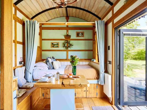 The Mallard Shepherd's Hut with Hot Tub in Crai