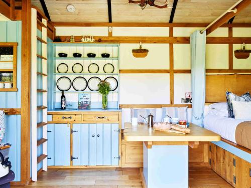 The Mallard Shepherd's Hut with Hot Tub in Crai
