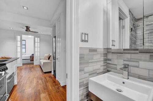 Large 1BR in SOHO w Washer-Dryer, New York (Foto 3)
