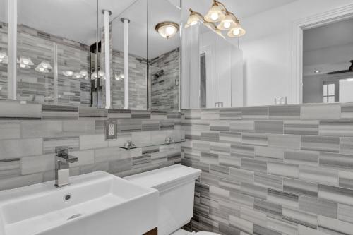 Spacious SoHo 1Bedroom Unit Washer & Dryer - image 2