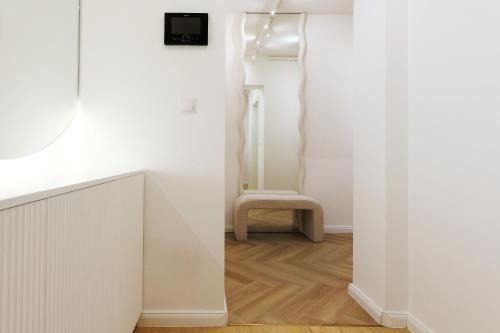 Ōura - Designer Apartment with Private Parking & AC, Brasov (foto 4)