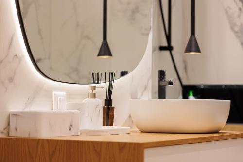Ōura - Designer Apartment with Private Parking & AC, Brasov (foto 8)