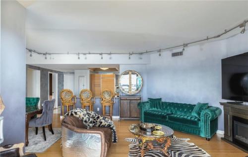 Penthouse Three-Bedroom with Sweeping Strip and Mountain Views