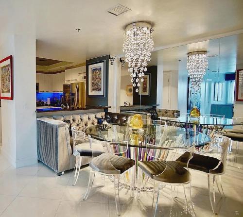 High-Rise Two-Bedroom Condo with Panoramic City Views, Las Vegas (foto 5)