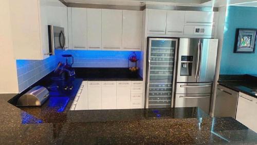 High-Rise Two-Bedroom Condo with Panoramic City Views, Las Vegas (foto 3)