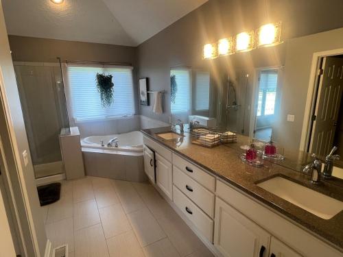 Luxury Home! Walking distance to golf! in Richland VIII