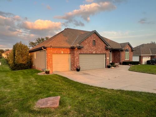 Luxury Home! Walking distance to golf! in Richland VIII