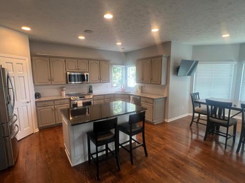 Luxury Home! Walking distance to golf! in Richland VIII