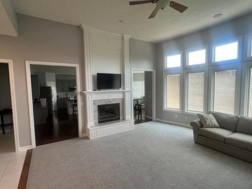 Luxury Home! Walking distance to golf! in Richland VIII
