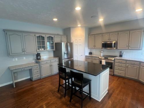 Luxury Home! Walking distance to golf! in Richland VIII