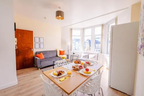 Spacious Modern & High Ceiling One Bedroom Apartment photo 2