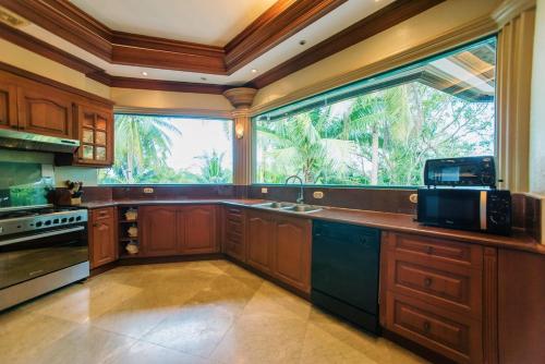 Sunrise House - a Tranquil Tropical Getaway in Loay