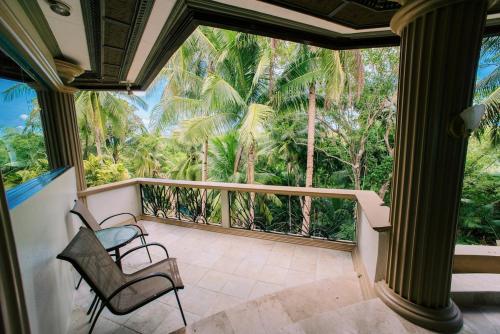 Sunrise House - a Tranquil Tropical Getaway in Loay