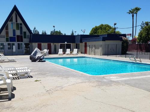 Economy Inn Fresno Yosemite - 수영장