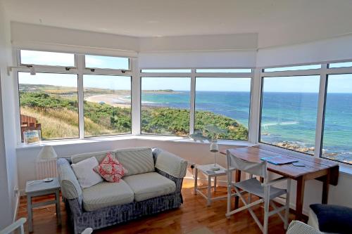 Bright comfy home, sea views and big skies, Banff