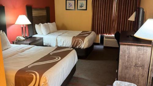 2 queen beds