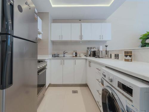 Dubai Marina Living & JBR Beach - Best of Both Areas - Spacious, Family-friendly, Sleeps 6, Дубай (фото 7)