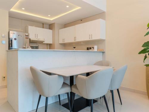 Dubai Marina Living & JBR Beach - Best of Both Areas - Spacious, Family-friendly, Sleeps 6, Дубай (фото 8)
