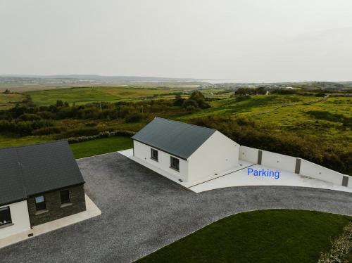 Зовнішній вигляд готелю, Beach View Lahinch in Еністімон