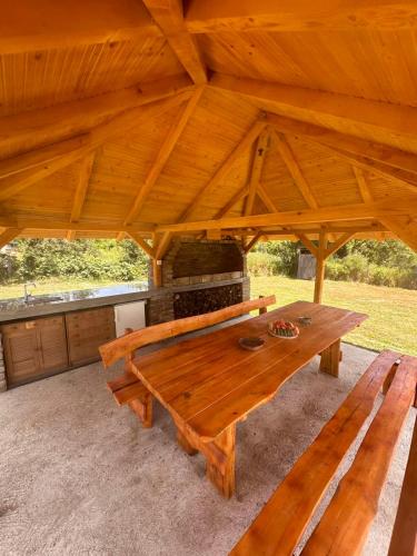 Buitenkant, Deda Momirov zavičaj (Deda Momirov zavicaj) in Bukovik