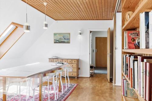 6815-Allinge-Ndr-Strandvej-2-B-1-th in ไทย์น