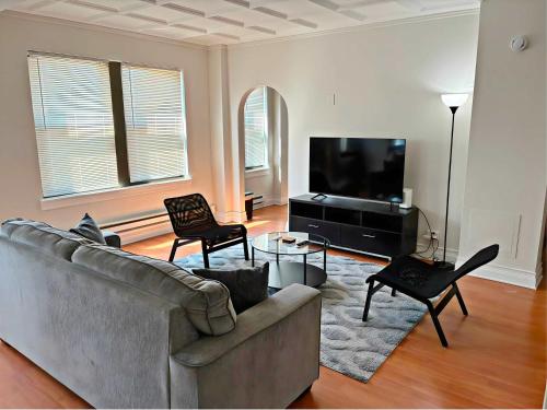 Cozy and Roomy 2BR in Chicago - LSalle 1802
